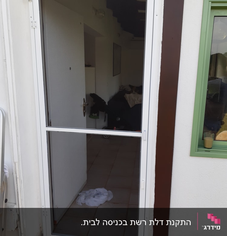 דלת אלומיניום לבנה עם זכוכית כהה